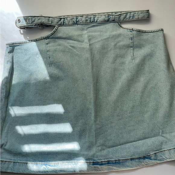 NWT WeWoreWhat Light Blue Denim Cut Out Mini Skirt with Silver Buckle - Picture 6 of 11